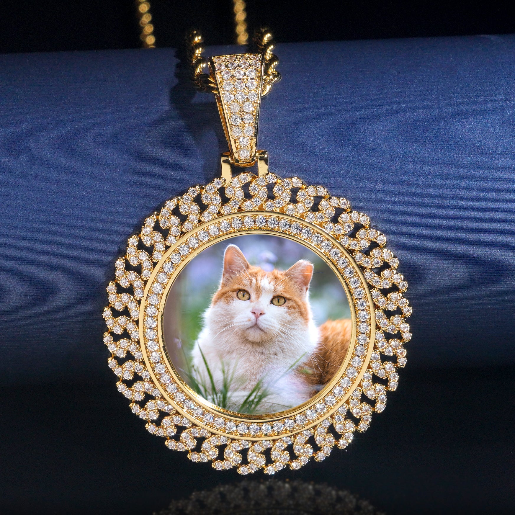 Cuban Frame Circle Photo Memory Pendant